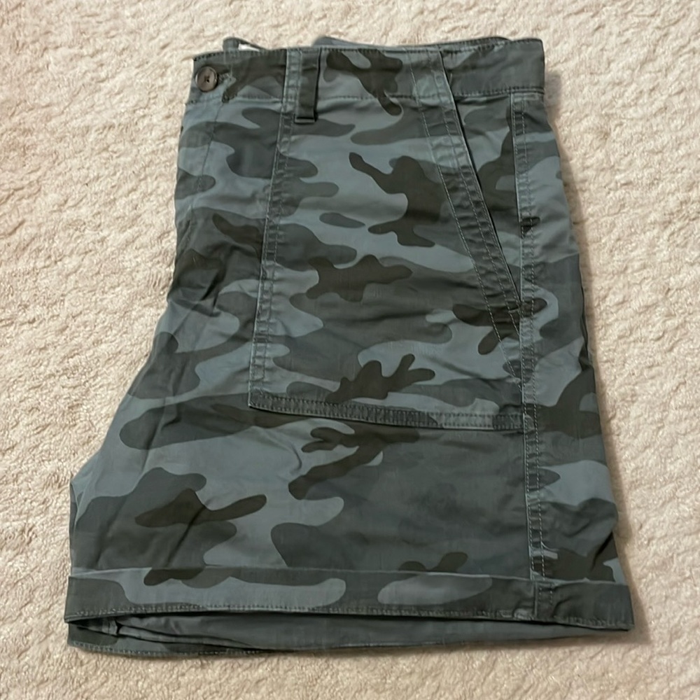 Gap camo shorts